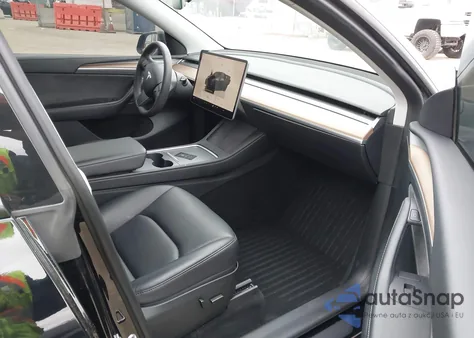 2023 Tesla Model Y Awd/Long Range Dual Motor All-Wheel Drive z USA, uszkodzony, nr VIN 7SAYGAEE7PF741916